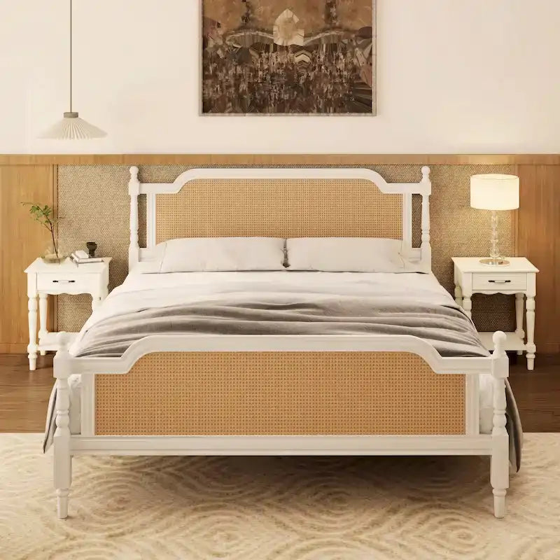 Lit plateforme de style traditionnel avec tête et pied de lit en rotin