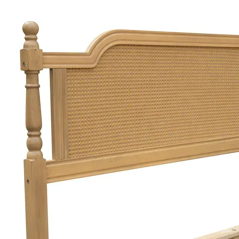 Lit plateforme de style traditionnel avec tête et pied de lit en rotin