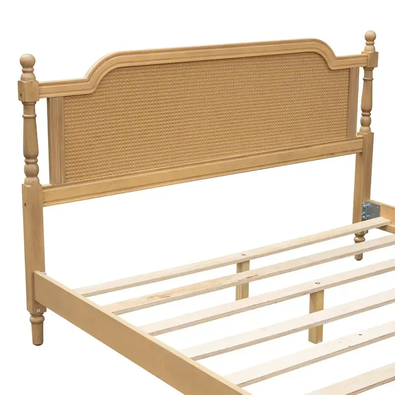 Lit plateforme de style traditionnel avec tête et pied de lit en rotin