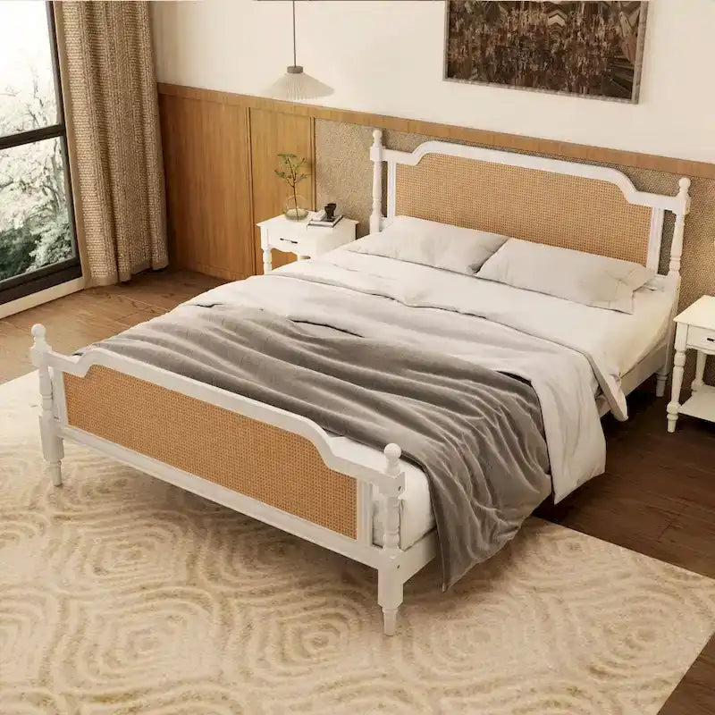 Lit plateforme de style traditionnel avec tête et pied de lit en rotin