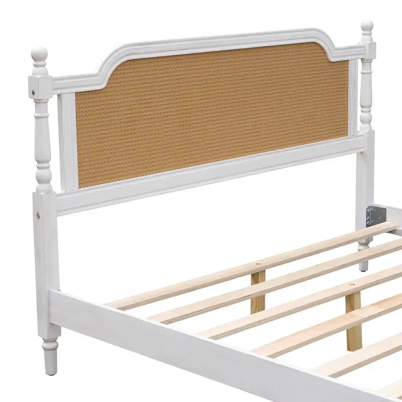 Lit plateforme de style traditionnel avec tête et pied de lit en rotin