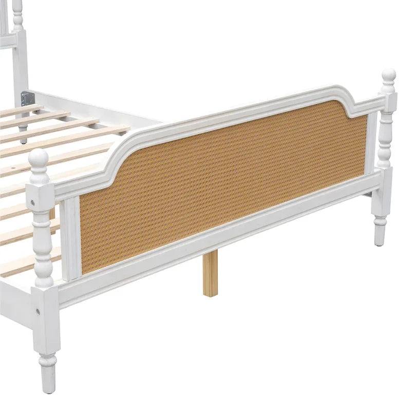 Lit plateforme de style traditionnel avec tête et pied de lit en rotin